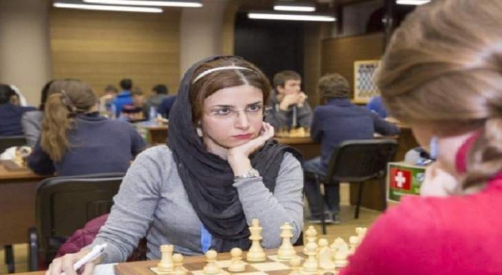 الاتحاد الإيراني فصل لاعبة شطرنج لخلعها الحجاب