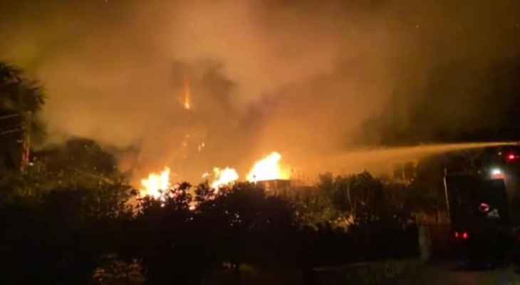 الدفاع المدني: إخماد حريق مولدين للكهرباء و3 خزانات للمازوت وغرفتين لتربية الدواجن في كفررمان