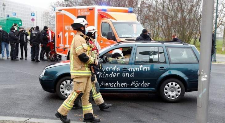 سيارة تصطدم ببوابة مقر المستشارة الألمانية في برلين