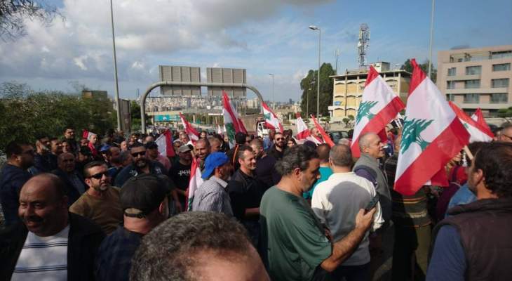 النشرة: تجمع عدد من المتظاهرين على طريق بعبدا دعما لرئيس الجمهورية 