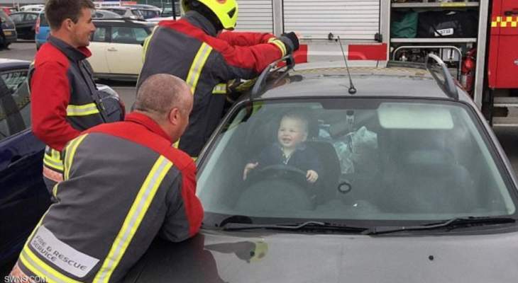 طفل يحبس نفسه في سيارة والدته ويضحك غير مدرك لخطورة فعلته