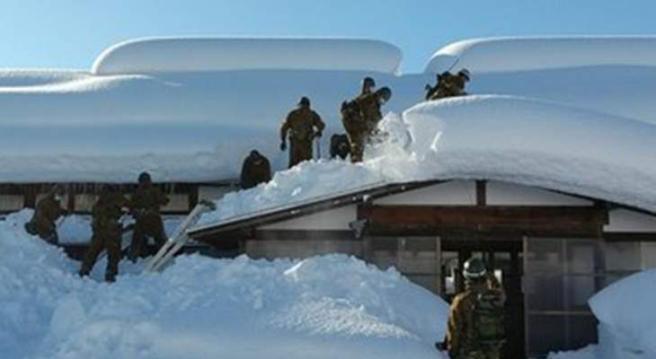 الثلوج تغطى شوارع ومنازل بمحافظة أكيتا اليابانية والجيش يتدخل للمساعدة