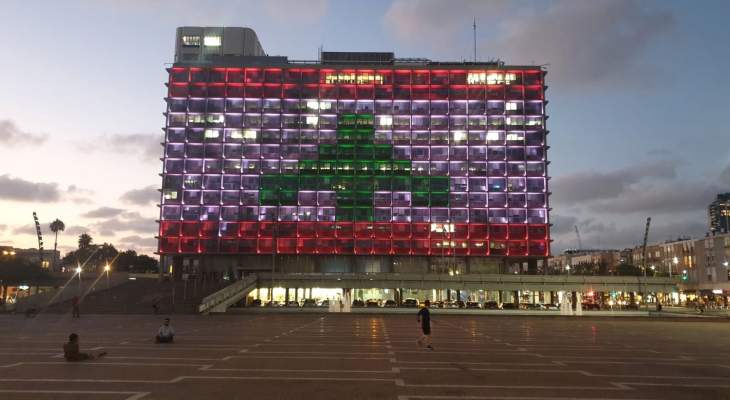 إضاءة مبنى بلدية تل أبيب بألوان العلم اللبناني تضامنا بعد انفجار المرفأ