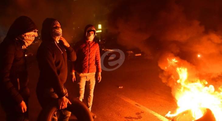 ناشطون قطعوا طريق حلبا: لن نتراجع حتى تحقيق كل مطالبنا