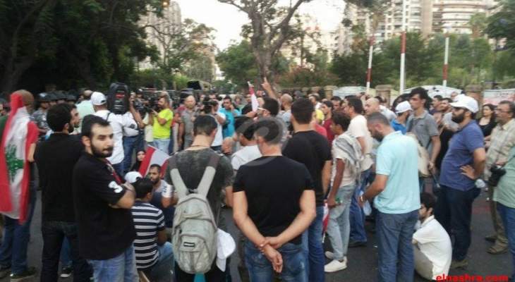 معتصمو &quot;بدنا نحاسب&quot; قطعوا الطريق امام وزارة الداخلية بعد توقيف ناشطين