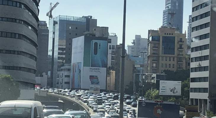 زحمة سير خانقة عند مداخل بيروت جراء اعتصام العسكريين المتقاعدين في ساحة الشهداء