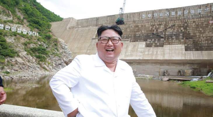 زعيم كوريا الشمالية يتفقد إعادة البناء في منطقة تضررت من الفيضانات