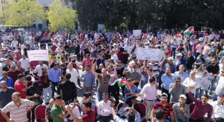 نقابة المعلمين الأردنيين قررت تعليق الإضراب اعتبارا من الأحد تنفيذا لقرار المحكمة الإدارية