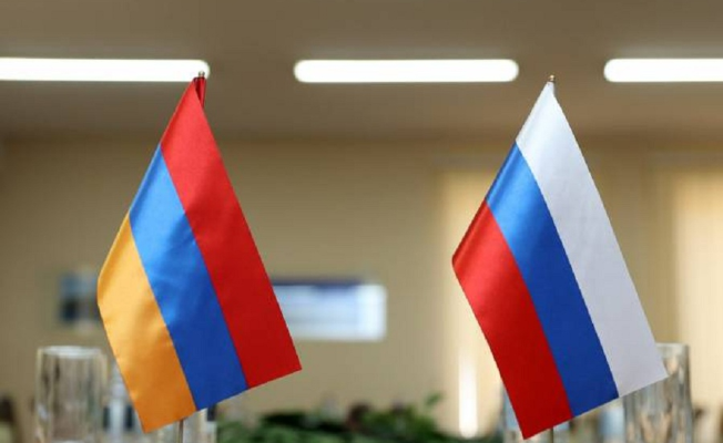 وزيرا خارجية روسيا وأرمينيا بحثا هاتفيًا تطبيق الاتفاقات مع أذربيجان