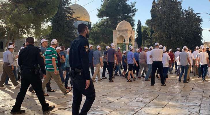 "وفا": عشرات المستوطنين اقتحموا باحات المسجد الأقصى بحماية مشددة من الشرطة الإسرائيلية