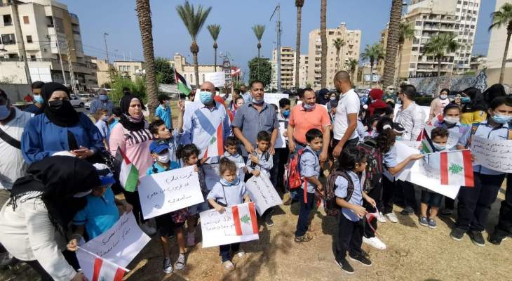 النشرة: اعتصام لأهالي الطلاب الفلسطينيين بصيدا للمطالبة بتسجيل أولادهم بالمدارس الرسمية
