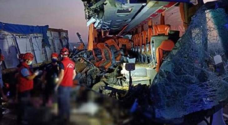 مقتل 10 أشخاص في حادث سير مروع غربي تركيا