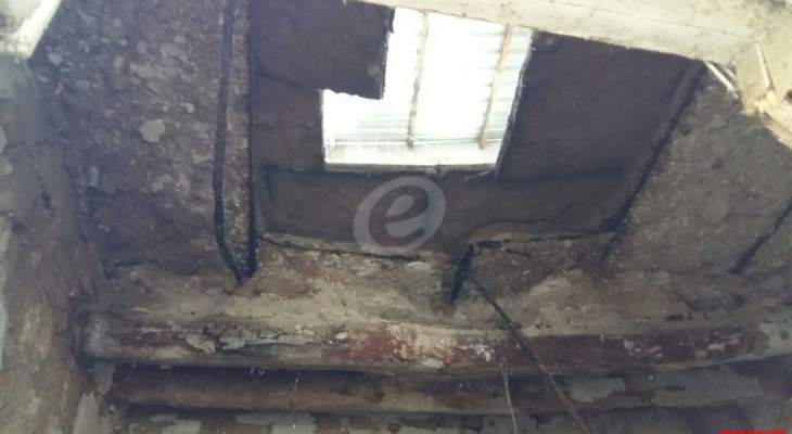 النشرة: نجاة عائلة سورية نازحة بعد انهيار سقف منزل في صيدا القديمة
