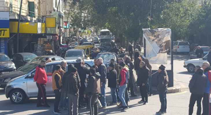 النشرة: سائقون عموميون قطعوا الطريق عند ساحة النجمة في صيدا احتجاجا على ارتفاع أسعار المحروقات