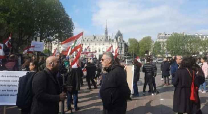 تظاهرة لأبناء الجالية اللبنانية في باريس رفضًا لاستمرار بقاء النازحين السوريين في لبنان