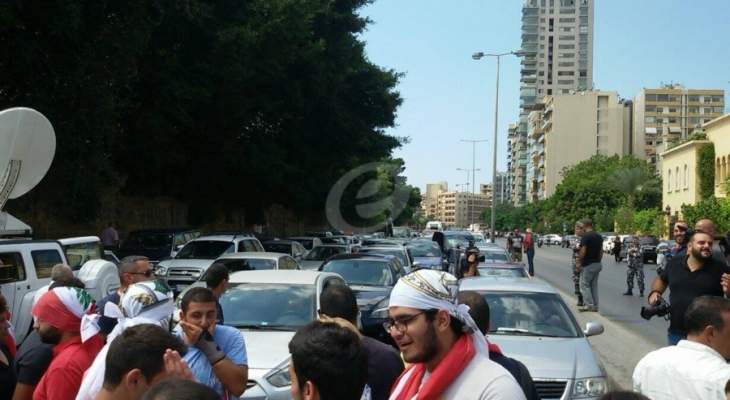 النشرة: أهالي عسكريي شهداء عبرا قطعوا الطريق أمام المتحف