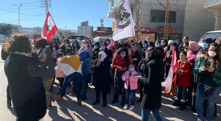 نساء وأهالي أفراد الجيش تفذوا وقفة احتجاجية في راشيا ودعوا للتحرك أمام وزارة الدفاع السبت المقبل