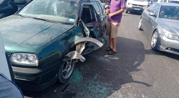 النشرة: حادث سير على اوتوستراد البيسارية الزهراني بين سيارة اسعاف وسيارة متوقفة بطابور البنزين