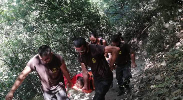 الدفاع المدني: إنقاذ مواطنة جراء سقوطها في وادي شوان بكسروان