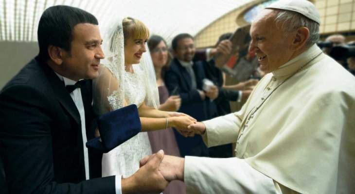 البابا فرنسيس بارك زواج الدكتور شربل سعاده والشاعرة ماريا تيمتشوك
