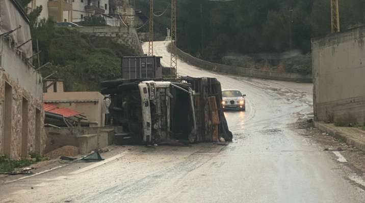 انزلاق شاحنة وانقلابها على طريق بسبينا- البترون