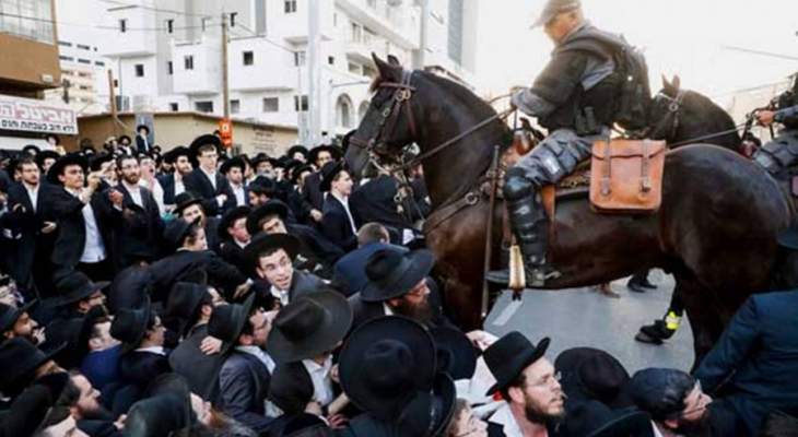 الشرطة الإسرائيلية تعتقل يهودا متدينين يحتجون على التجنيد