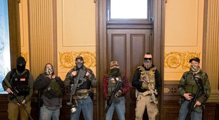 مسلحون يتظاهرون في مبنى الكابيتول في ميشيغان ضد إجراءات الحجر