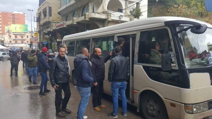 الجديد: انطلاق باصات تقل محتجين من طرابلس للاعتصام امام منزل دياب