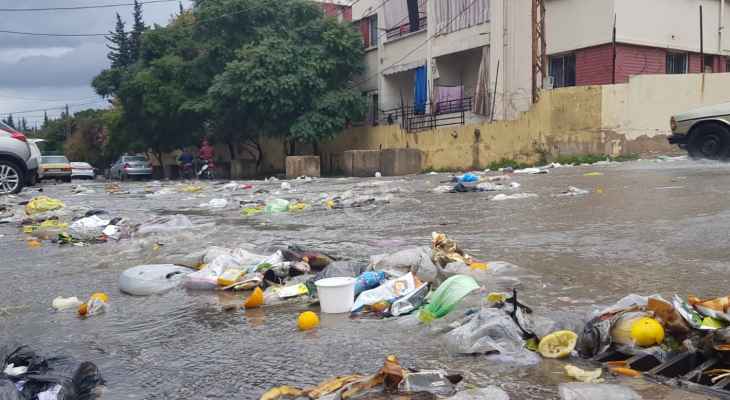 النشرة: أمطار غزيرة مصحوبة ببرق ورعد في صيدا والسيول جرفت أكوام النفايات التراكمة بالشوارع