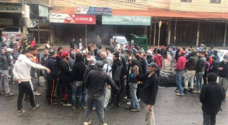 النشرة: قطع طريق نهر البارد وحشود شعبية بعد وفاة الطفل محمد وهبه