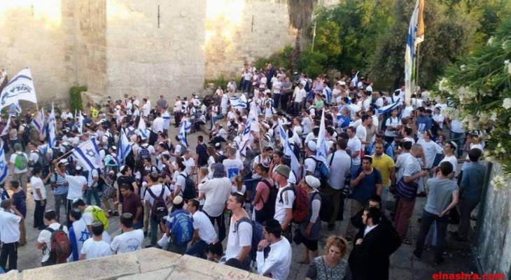 النشرة:آلاف المستوطنين الاسرائيليين يقتحمون الأقصى من جهة باب العامود 