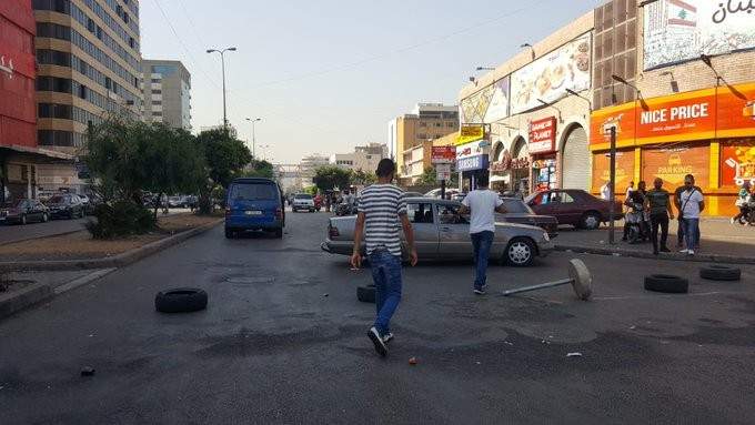 محتجون يقطعون الطريق عند ساحة عبد الحميد كرامي في طرابلس