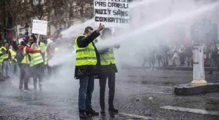 الشرطة الفرنسية فرقت متظاهرين بالقرب من البرلمان احتجاجا على إقرار إصلاح نظام التقاعد