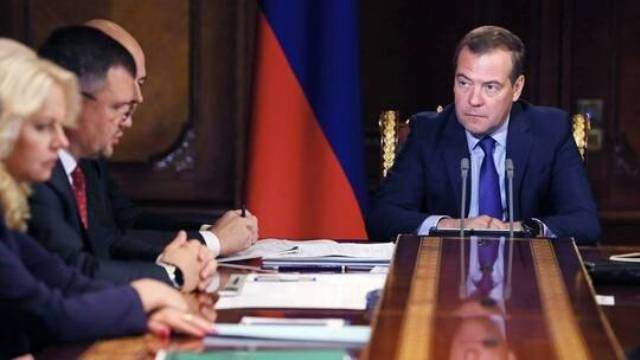رئيس وزراء روسيا يوقع على مرسوم حول انضمام بلاده الى اتفاق باريس للمناخ