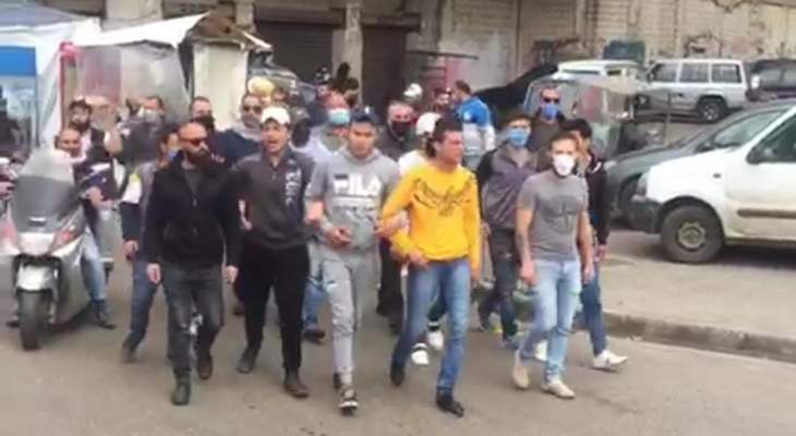 محتجون امام سرايا طرابلس للمطالبة بمساعدات فرقهم الجيش