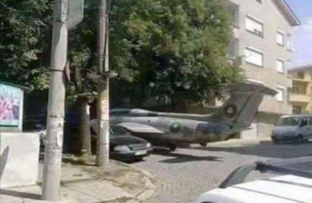 مواطن ليبي يركن طائرة حربة بجوار منزله