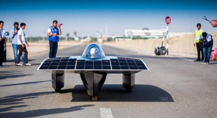 طلاب اماراتيون يختبرون بنجاح سيارة تعمل بالطاقة الشمسية 