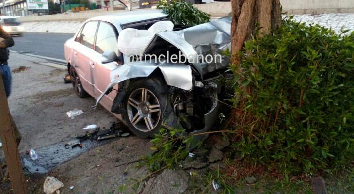 التحكم المروري: قتيلان نتيجة اصطدام سيارة بشجرة جانب اوتوستراد ⁧‫جونيه‬⁩ - المسلك الغربي