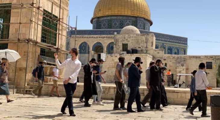 مستوطنون يقتحمون باحات المسجد الأقصى واعتقالات لفلسطينيين في مختلف المناطق