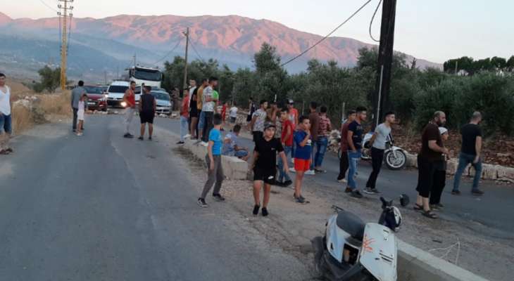محتجون على فصل التيار الكهربائي عن محطة مركبا قطعوا الطريق عند دوار كفرمشكي- كوكبا- مجدل بلهيص