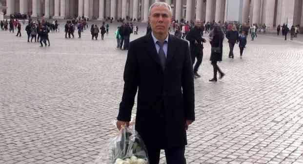 محمد علي أقجا يضع ورودًا على ضريح البابا الذي حاول اغتياله قبل 33 عاما