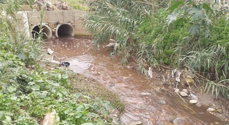 أهالي حي بالمنية ناشدوا رئيس البلدية معالجة انسداد قساطل المياه المبتذلة