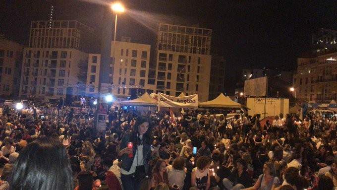 اعتصام نحو ألفي سيدة في ساحة الشهداء مع اضاءة شموع دعما للحراك الشعبي