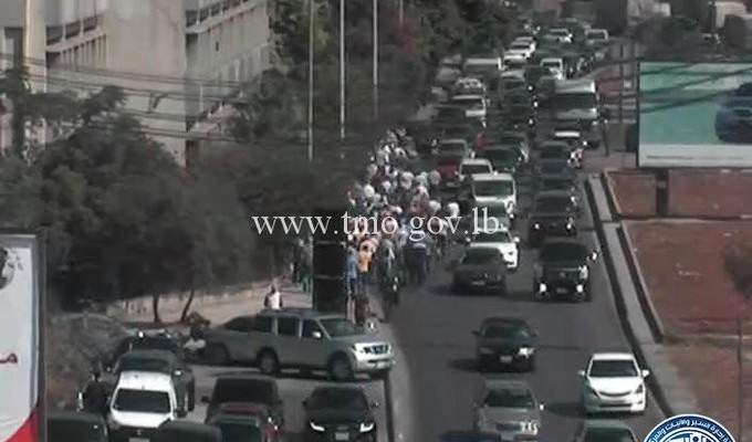 تجمّع عدد من المواطنين أمام وزارة الطاقة وحركة المرور كثيفة في المحلة