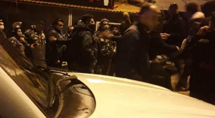 قوى الأمن تغلق مقاهٍ مخالفة لقرار الاقفال في مدينة طرابلس