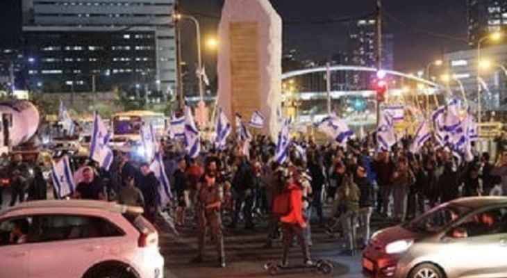 "يديعوت أحرونوت": متظاهرون يغلقون الطرقات في تل أبيب بعد إقالة غالانت ويطالبون باستقالة نتانياهو