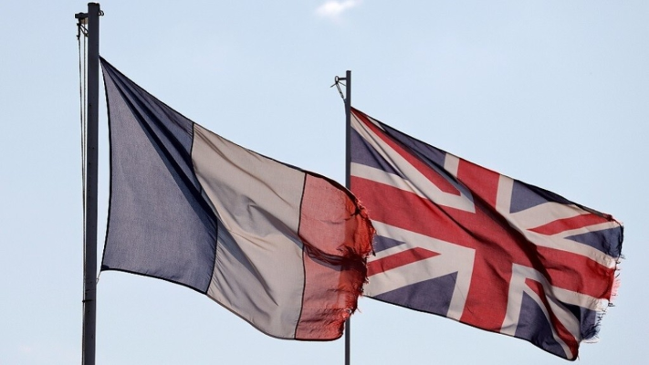 رئيس الوزراء الفرنسي هدّد بإعادة النظر في العلاقات الثنائية مع بريطانيا