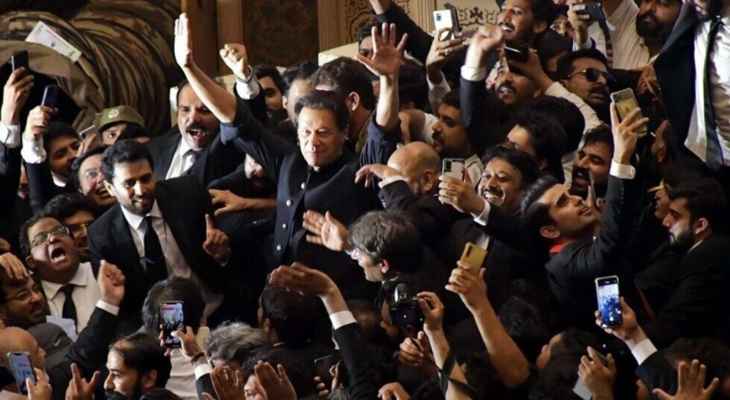 عمران خان دافع عن قراره إلغاء مسيرات احتجاجية