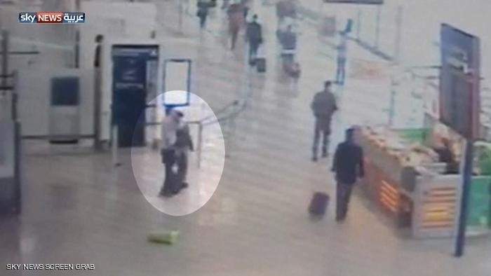 شريط فيديو يظهر لحظة إمساك مهاجم مطار أورلي بالشرطية