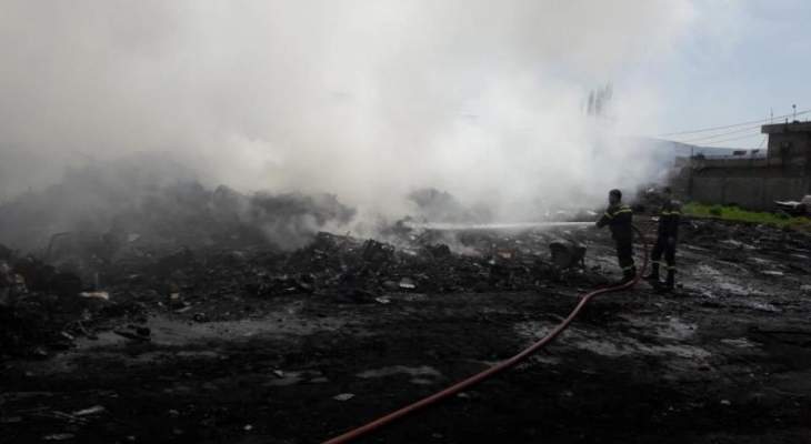 الدفاع المدني: إخماد حريق داخل بؤرة لتجميع الخرضوات في الروضة